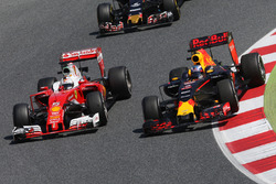 Daniel Ricciardo, Red Bull Racing RB12 en Sebastian Vettel, Ferrari SF16-H strijden voor de derde pl