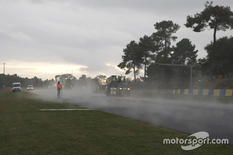 Track resurfacing of the Le Mans Bugatti Circuit