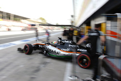 Alfonso Celis Jr., Sahara Force India F1 VJM09, quitte les stands