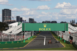 Даниэль Риккардо, Red Bull Racing RB12 и Серхио Перес, Sahara Force India F1 VJM09 - борьба за позиц