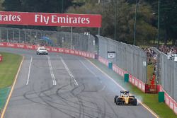 Kevin Magnussen, Renault Sport F1 Team R.S.16 avec une crevaison au départ de la course