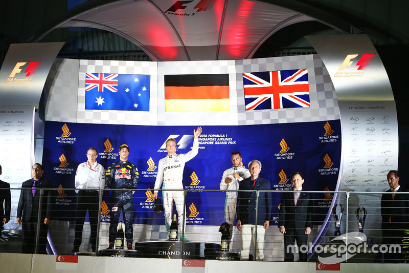 Podium (Kiri ke Kanan): Daniel Ricciardo, Red Bull Racing, kedua; Nico Rosberg, Mercedes AMG F1, Pem