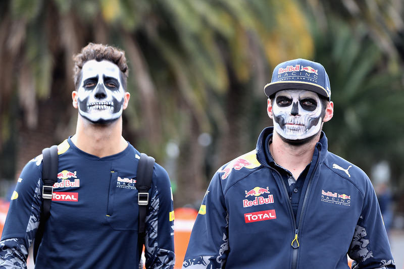 Daniel Ricciardo, Red Bull Racing y Max Verstappen, Red Bull Racing llegan al circuito pintados como catrinos del Dia de Muertos