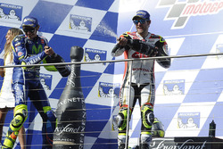 Podium: ganador, Cal Crutchlow, Team LCR Honda, segundo, Valentino Rossi, Yamaha Factory Racing