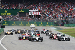 Льюіс Хемілтон, Mercedes AMG F1 W07 Hybrid лідирує на старті гонки