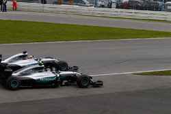 Льюїс Хемілтон, Mercedes AMG F1 W07 Hybrid та товариш по команді Ніко Росберг, Mercedes AMG F1 W07 H