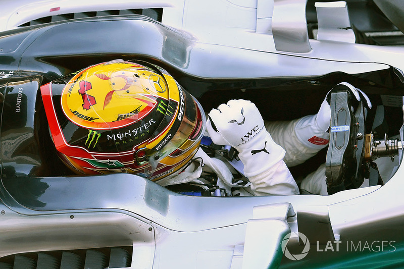 Ganador de la carrera Lewis Hamilton, Mercedes-Benz F1 W08 celebra en parc ferme