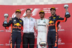 Le deuxième, Max Verstappen, Red Bull, James Vowles, stratège en chef de Mercedes AMG F1, le vainqueur Lewis Hamilton, Mercedes AMG F1, le troisième, Daniel Ricciardo, Red Bull Racing, sur le podium