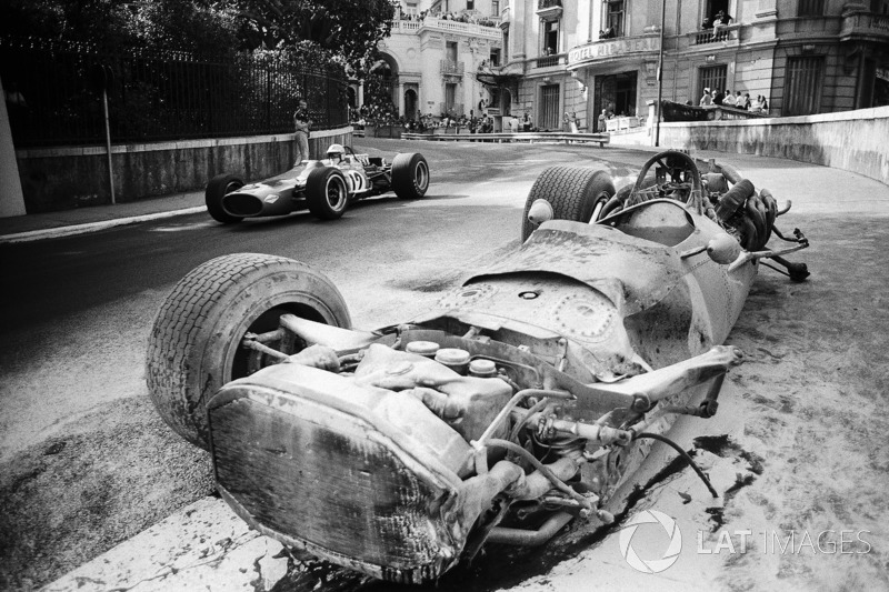 Denny Hulme, McLaren-Cosworth M7A ve Pedro Rodriguez'in kazalı BRM P133'ü