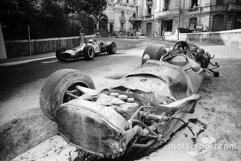 Denny Hulme, McLaren-Cosworth M7A pasa el coche dañado de Pedro Rodríguez BRM P133