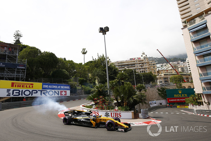 De la fumée à l'arrière de la voiture de Jolyon Palmer, Renault Sport F1 Team RS17