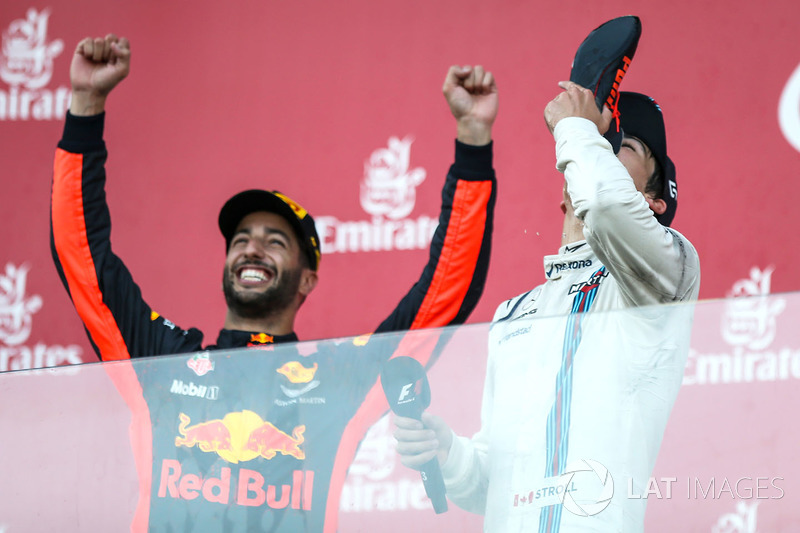 Lance Stroll, Williams fête son podium avec le vainqueur Daniel Ricciardo, Red Bull Racing en faisant un shoey