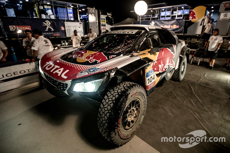 El coche chocado #104 Peugeot Sport Peugeot 3008 DKR: Sébastien Loeb, Daniel Elena