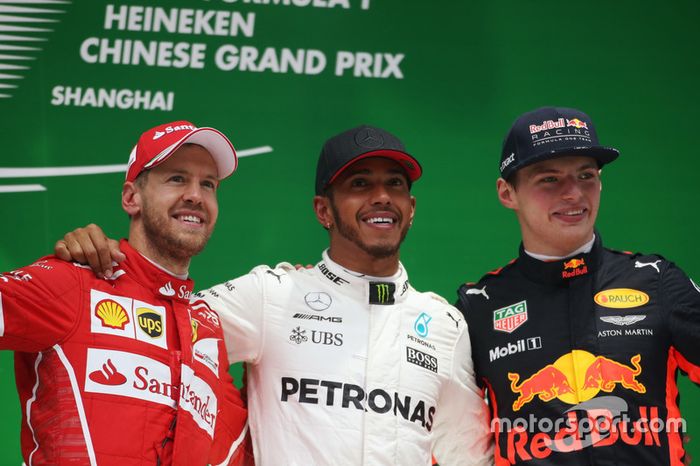 Sebastian Vettel, Ferrari Lewis Hamilton, Mercedes AMG, y Max Verstappen, Red Bull Racing, en la 