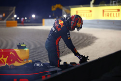Max Verstappen, Red Bull Racing, descend de sa voiture après son abandon
