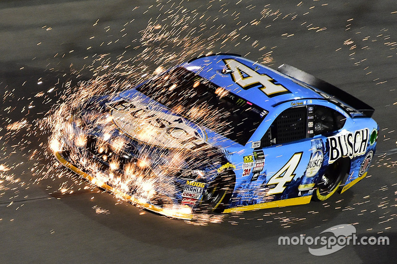 Chispas en el auto de Kevin Harvick, Stewart-Haas Racing Ford