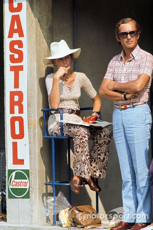 Nina Rindt observe son mari, Jochen Rindt