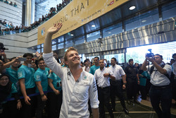 Співробітники Petronas вітають Ніко Росберга, Mercedes AMG F1