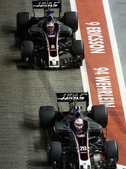 Kevin Magnussen, Haas F1 Team VF-17, Romain Grosjean, Haas F1 Team VF-17