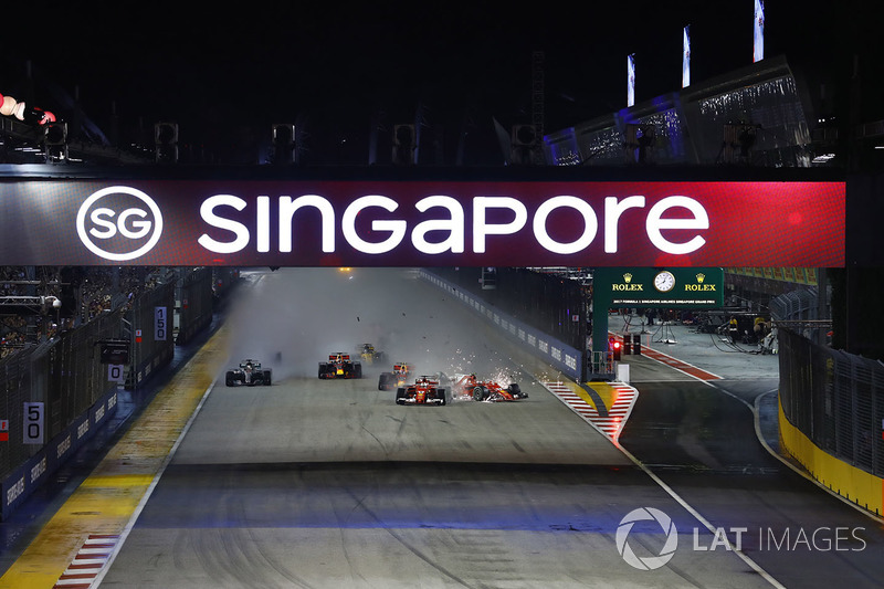 Kimi Raikkonen, Ferrari SF70H crashes into Max Verstappen, Red Bull Racing after the checkered flag