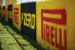 Надписи Pirelli