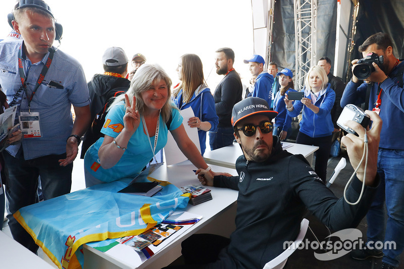 Fernando Alonso, McLaren, toma una fotografía para un fan