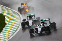 Lewis Hamilton, Mercedes AMG F1 W07 Hybrid, mène devant son coéquipier Nico Rosberg, Mercedes AMG F1 W07 Hybrid et Max Verstappen, Red Bull Racing RB12