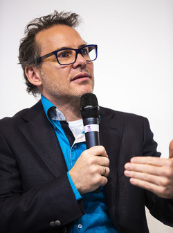 Jacques Villeneuve wordt geïnterviewd op het podium van Autosport