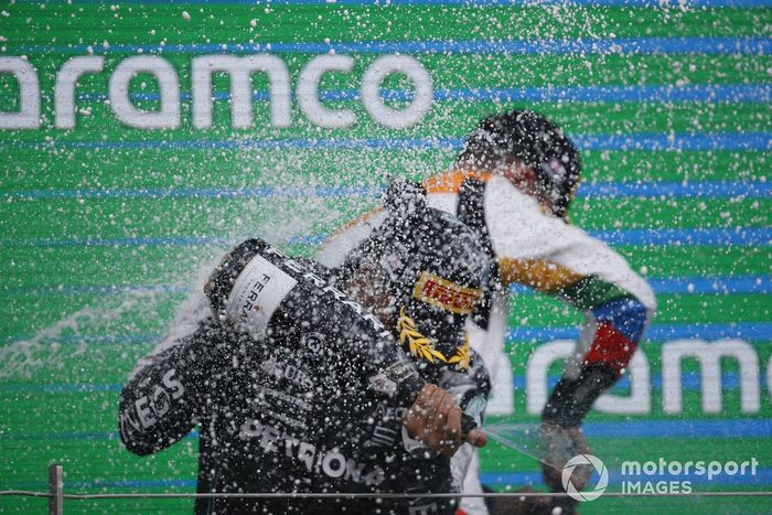 Lewis Hamilton, Mercedes-AMG, 3ª posición, Lando Norris, McLaren, 2ª posición, rocía Champagne en el podio