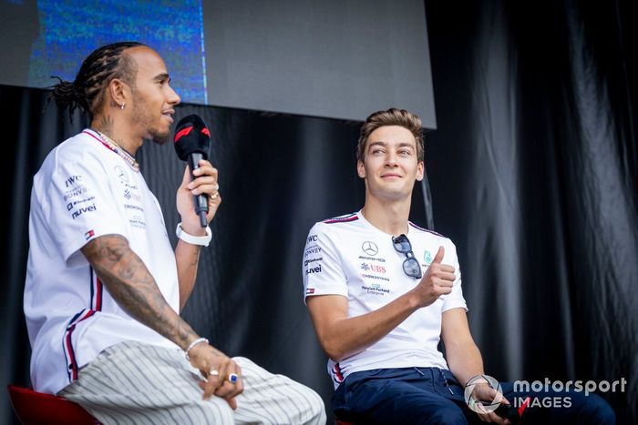 Lewis Hamilton, Mercedes-AMG, George Russell, Mercedes-AMG, son entrevistados en el escenario