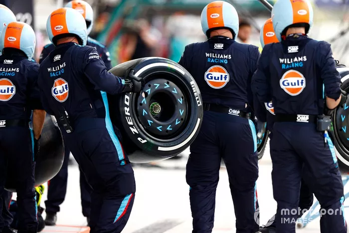 El equipo Williams se prepara para una parada en boxes