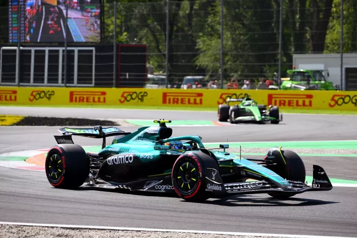 Nico Hulkenberg, Sauber, Fernando Alonso, Aston Martin Racing