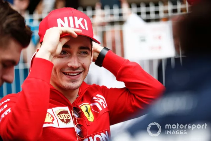 Charles Leclerc, Ferrari, indossa un cappellino in tributo a Niki Lauda