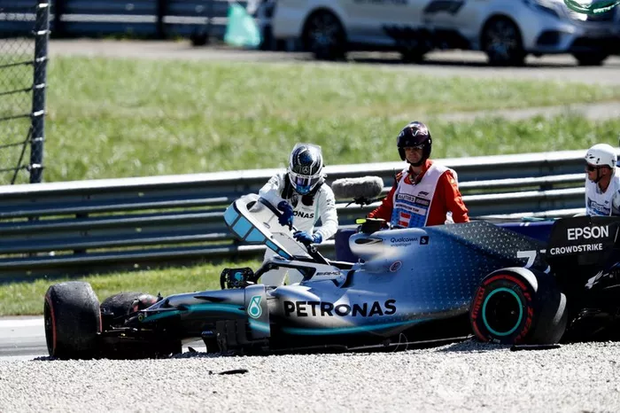 Valtteri Bottas, Mercedes AMG W10 sort de sa voiture après son accident