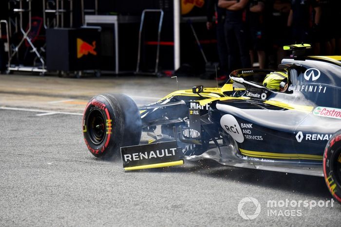Nico Hulkenberg, Renault R.S. 19, llega al pit lane con daños en el extremo después de un accidente