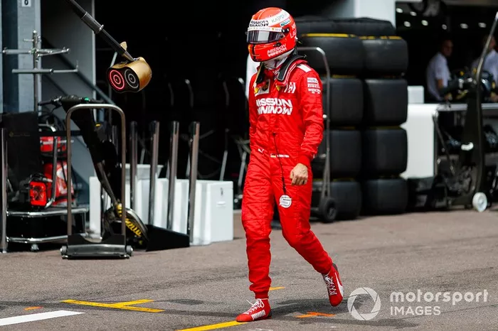 Sebastian Vettel, Ferrari camina de vuelta a boxes