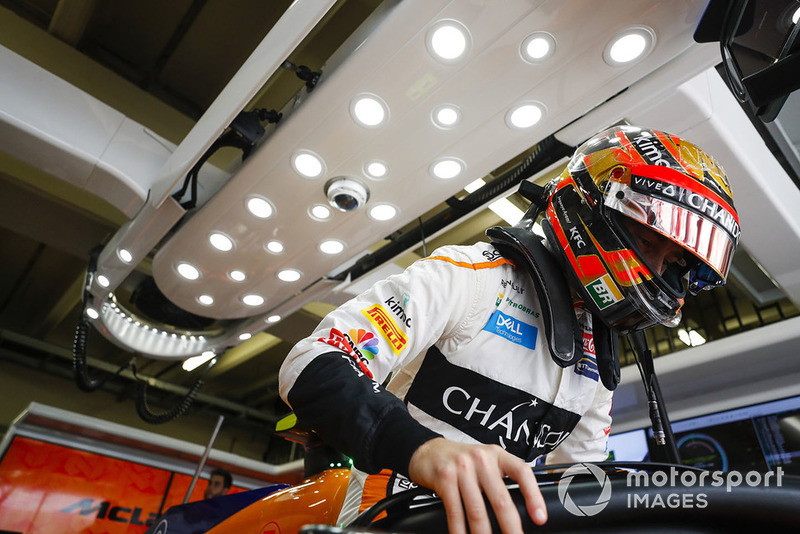 Stoffel Vandoorne, McLaren, entre dans son cockpit