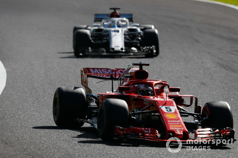 Sebastian Vettel, Ferrari SF71H, precede Marcus Ericsson, Sauber C37