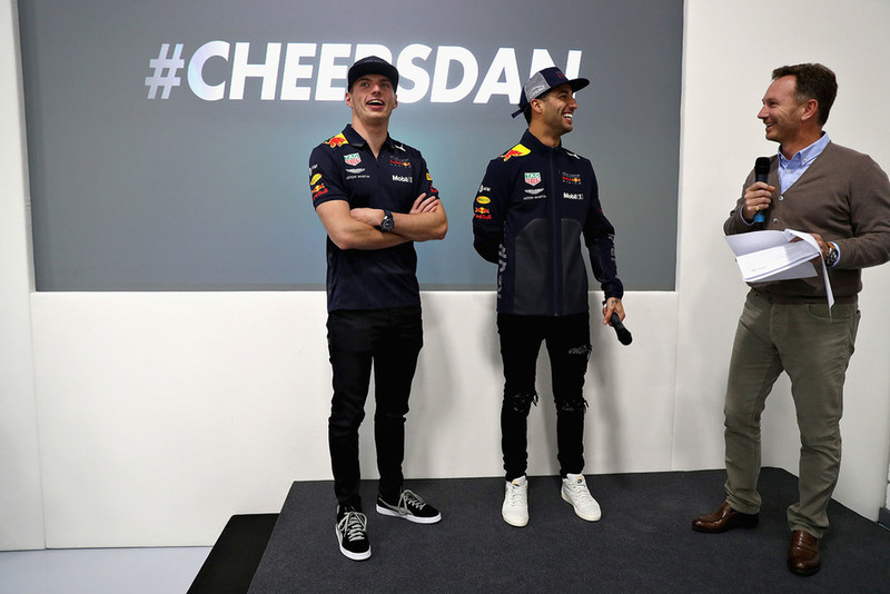 Max Verstappen, Red Bull Racing, Daniel Ricciardo, Red Bull Racing et le team principal de Red Bull Racing Christian Horner parlent à l'équipe