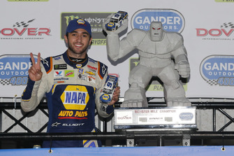 Race winner Chase Elliott, Hendrick Motorsports, Chevrolet Camaro NAPA Auto Parts celebrates