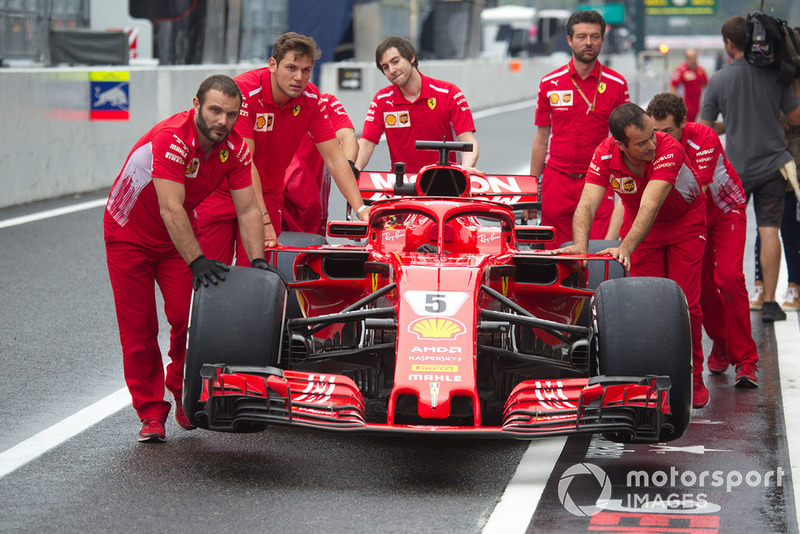 Механіки Ferrari штовхають Ferrari SF71H з новою лівреєю