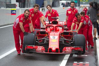 I meccanici Ferrari spingono la SF71H con la nuova livrea Ferrari