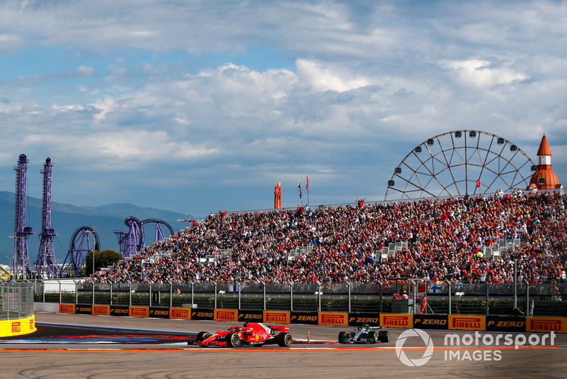 Sebastian Vettel, Ferrari SF71H, precede Lewis Hamilton, Mercedes AMG F1 W09
