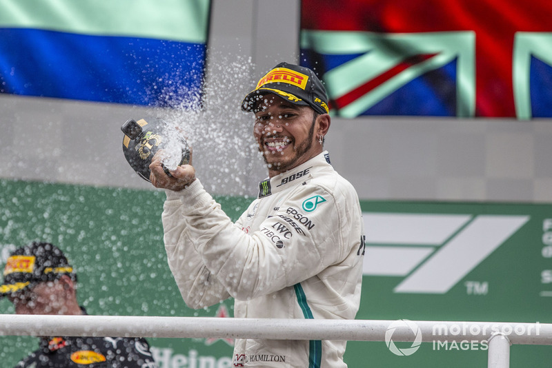 Podio: ganador de la carrera Lewis Hamilton, Mercedes AMG F1 celebra