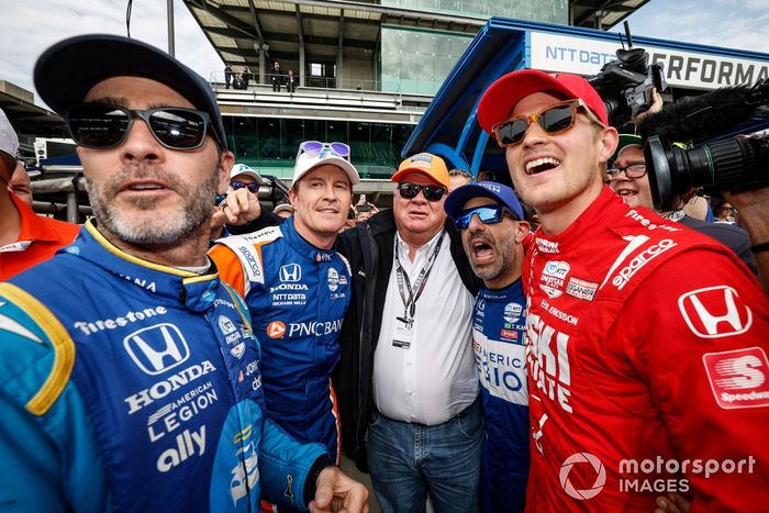 El ganador de la pole Scott Dixon, Chip Ganassi Racing Honda celebra su premio de la pole, Jimmie Johnson, Chip Ganassi Racing Honda, Tony Kanaan, Chip Ganassi Racing Honda, Marcus Ericsson, Chip Ganassi Racing Honda, Chip Ganassi