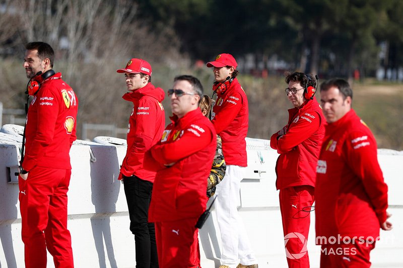Mattia Binotto, directeur de Ferrari, Charles Leclerc, Ferrari, John Elkann, président de FIAT, et des membres de l'équipe