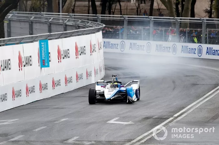 Alexander Sims, BMW I Andretti Motorsports, BMW iFE.18 sin alerón delantero después de una colisión 