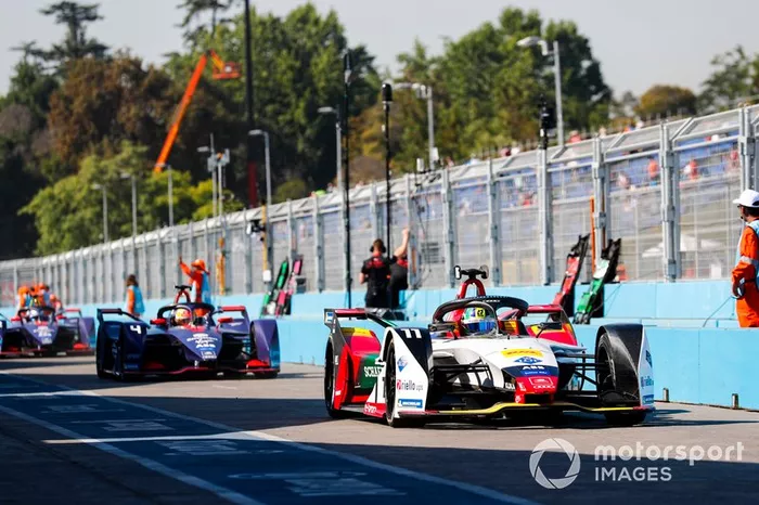 Lucas di Grassi, Audi Sport ABT Schaeffler, Audi e-tron FE05, lascia la pit lane, Robin Frijns, Envision Virgin Racing, Audi e-tron FE05, Sam Bird, Envision Virgin Racing, Audi e-tron FE05 
