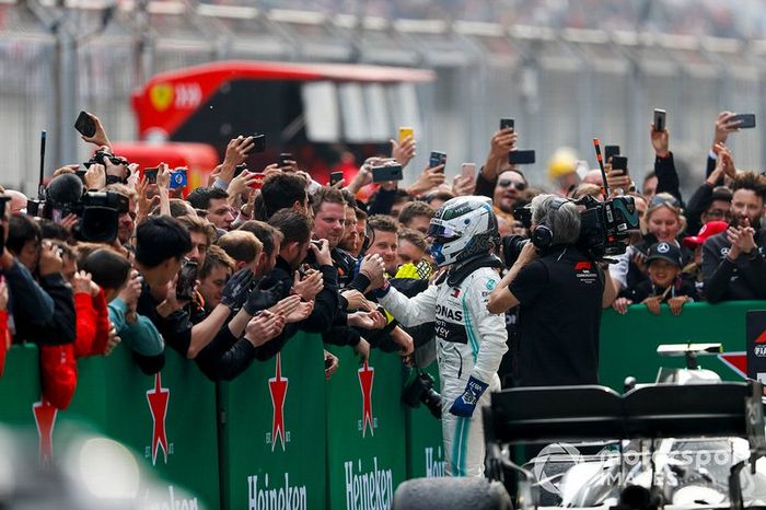 Valtteri Bottas, Mercedes AMG F1, celebra el podio con el equipo