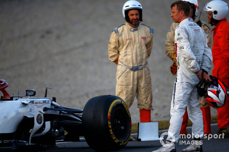 Kimi Raikkonen, Alfa Romeo Racing C38 stops on track